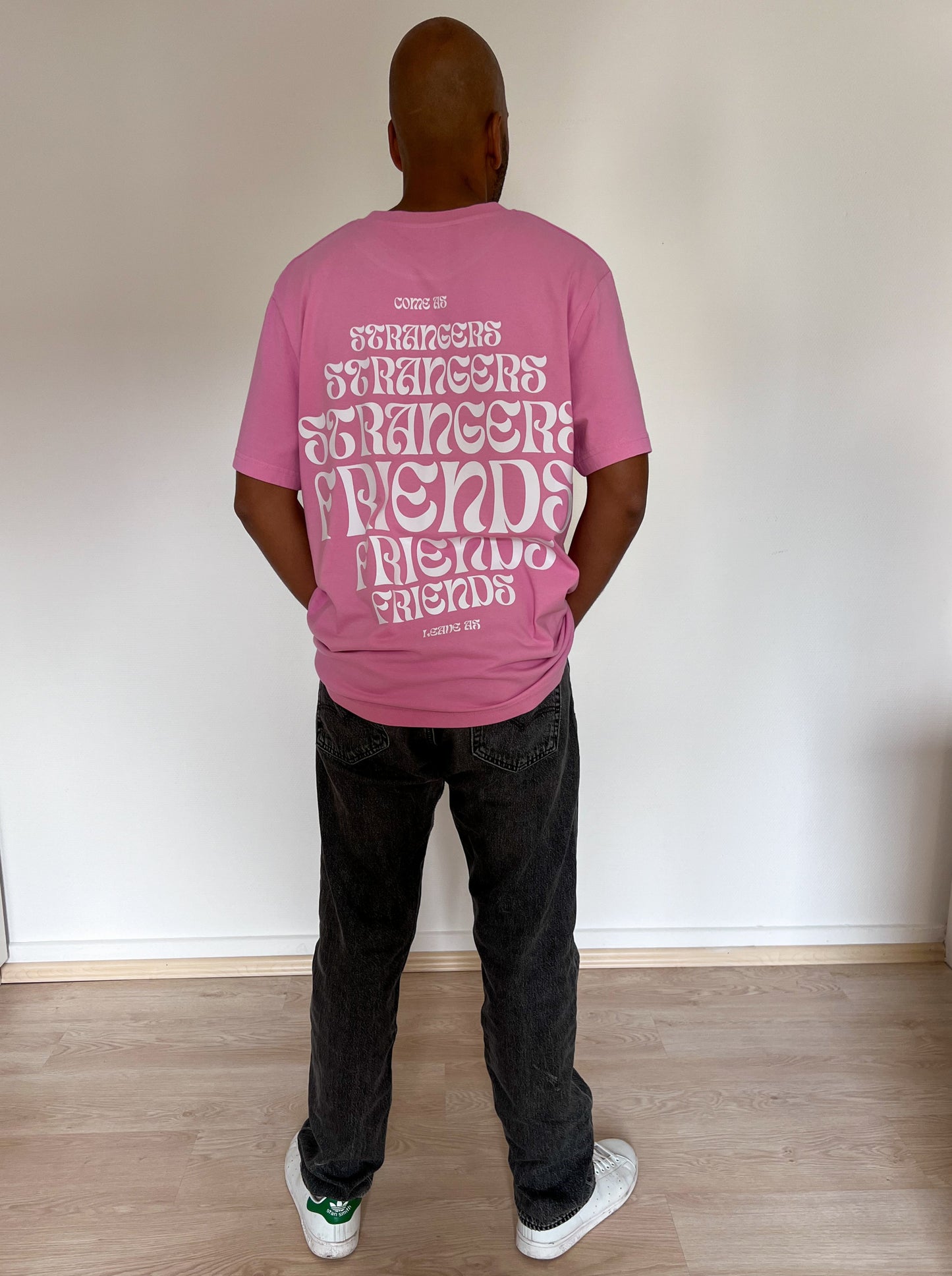 Tee strangers pink