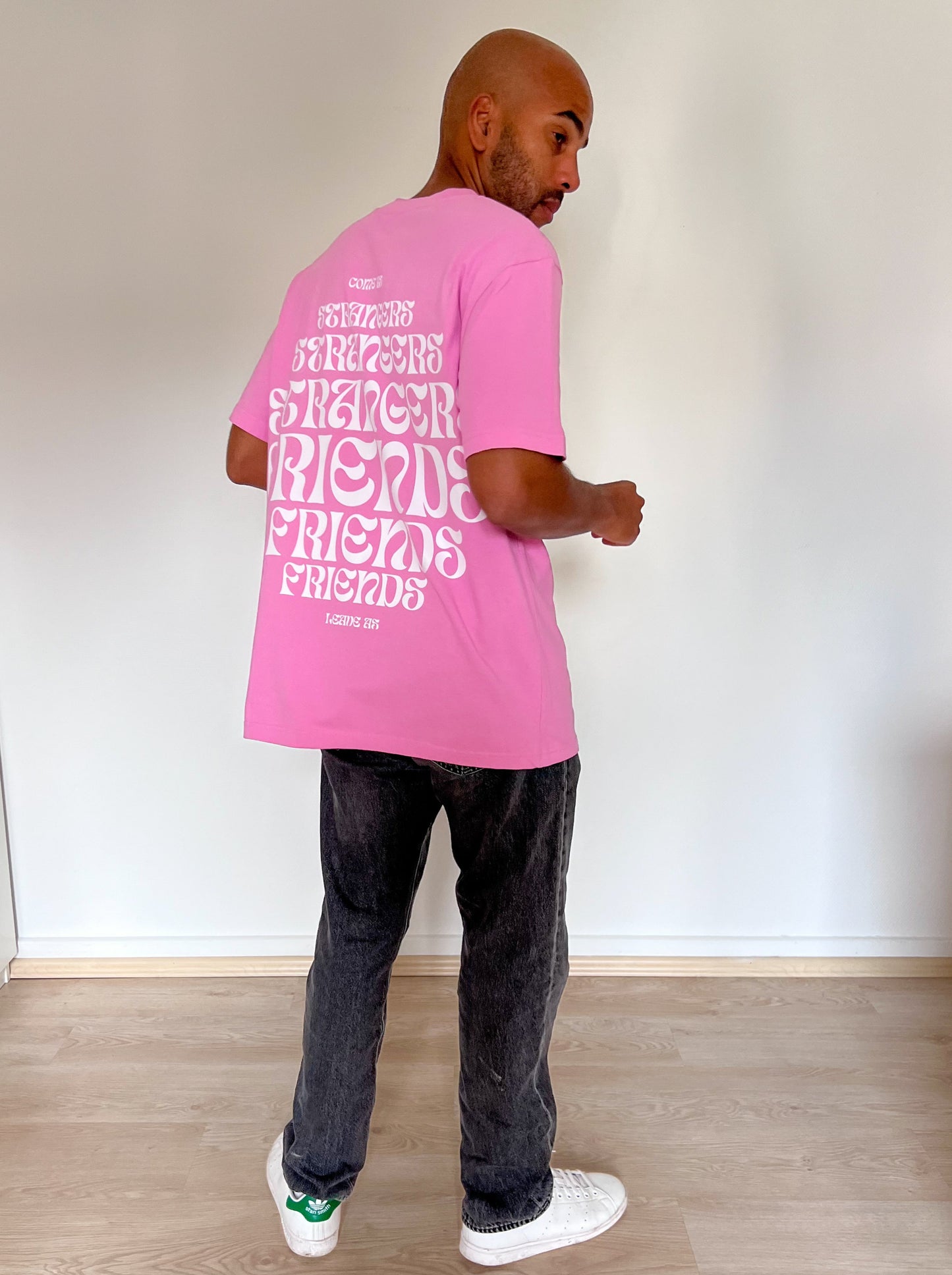 Tee strangers pink